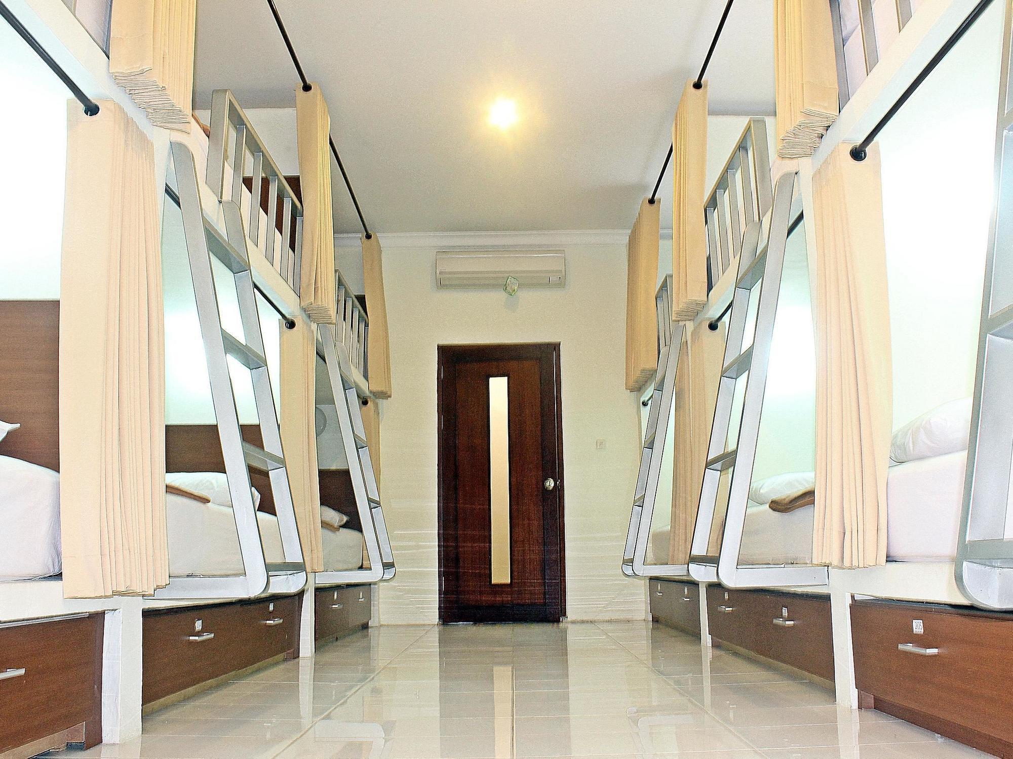 Mirah Hostel Legian Exteriör bild