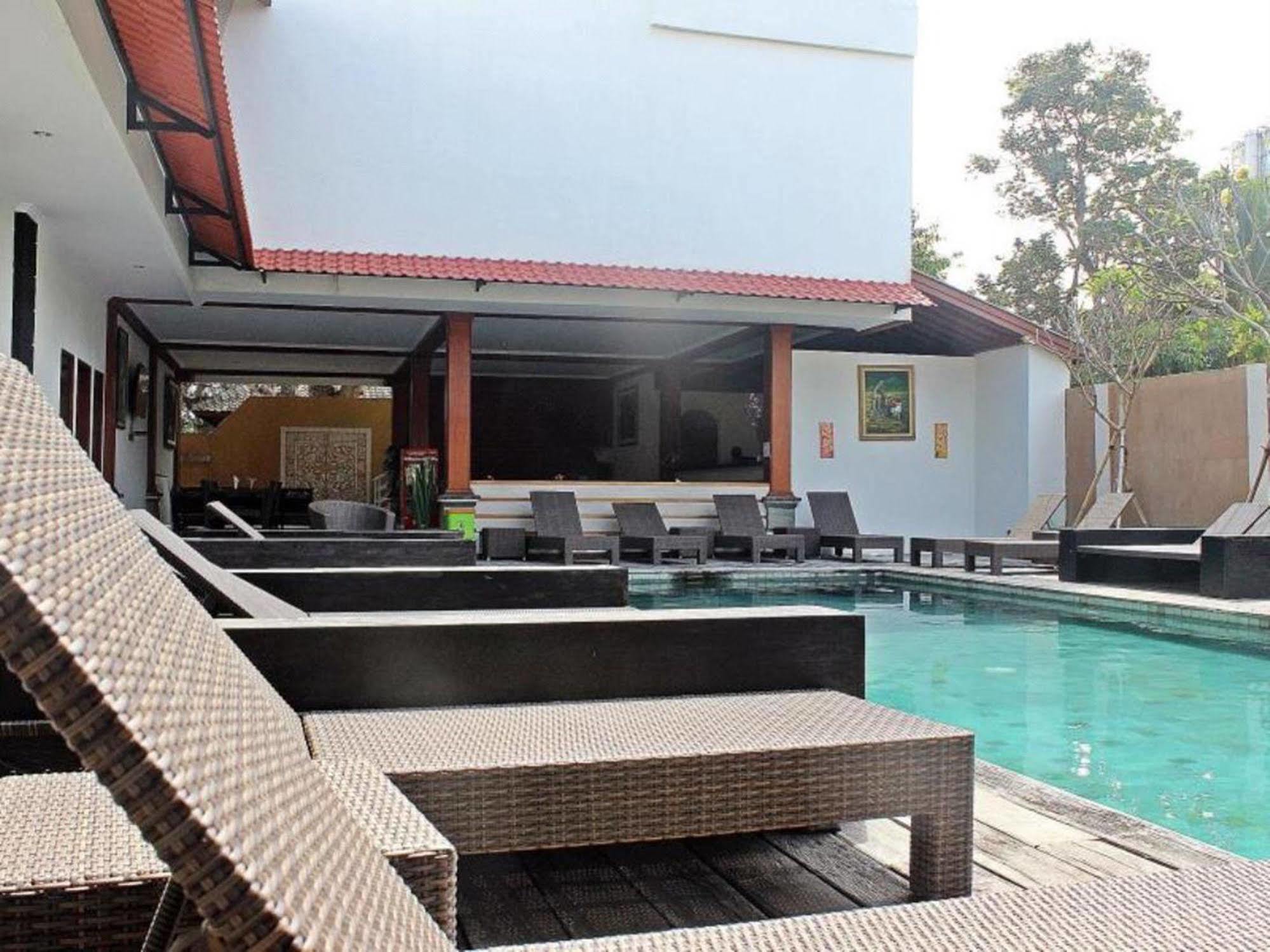 Mirah Hostel Legian Exteriör bild