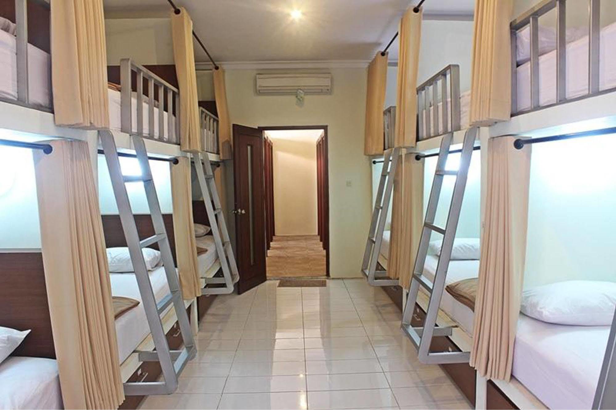 Mirah Hostel Legian Exteriör bild