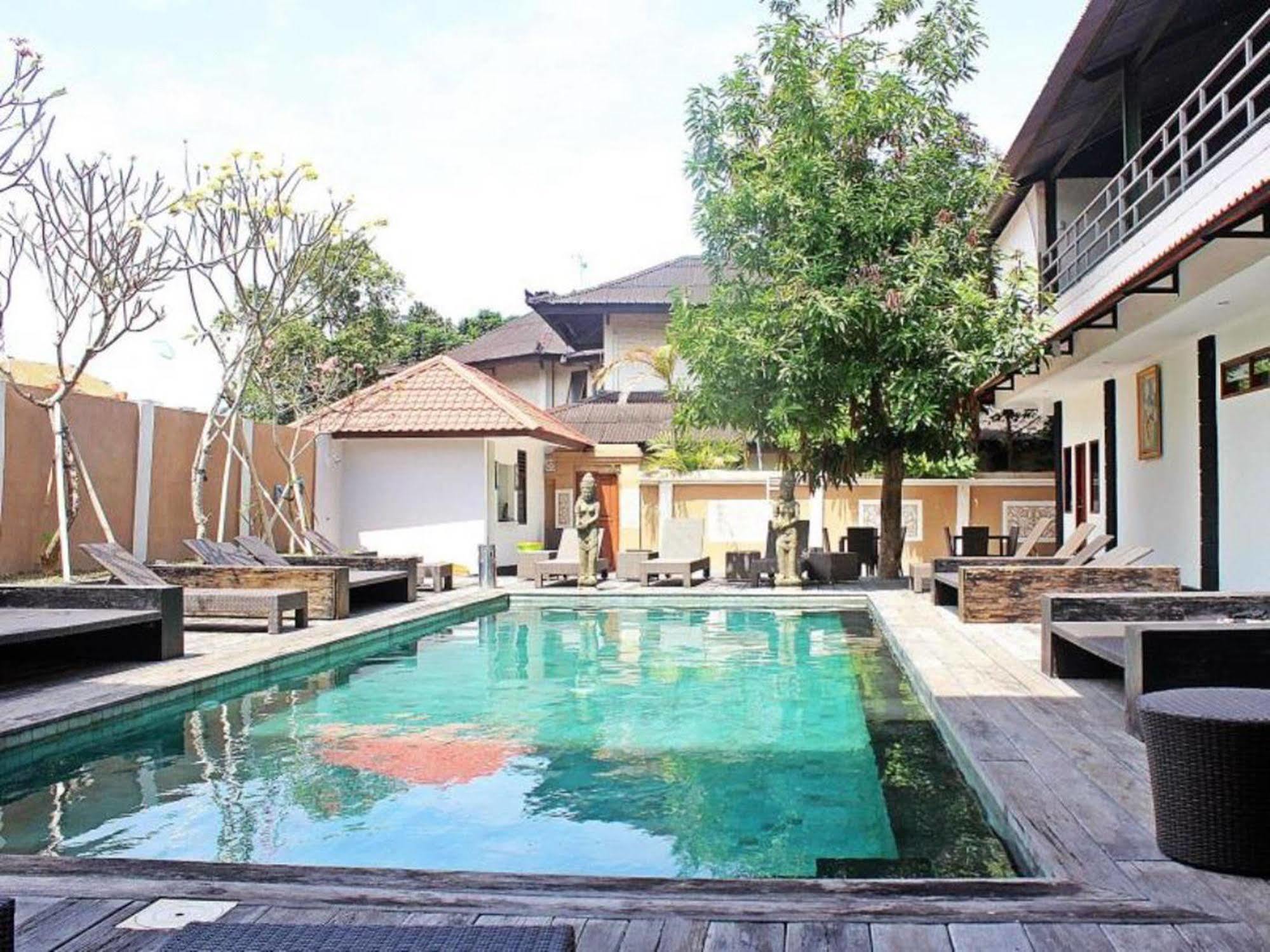 Mirah Hostel Legian Exteriör bild