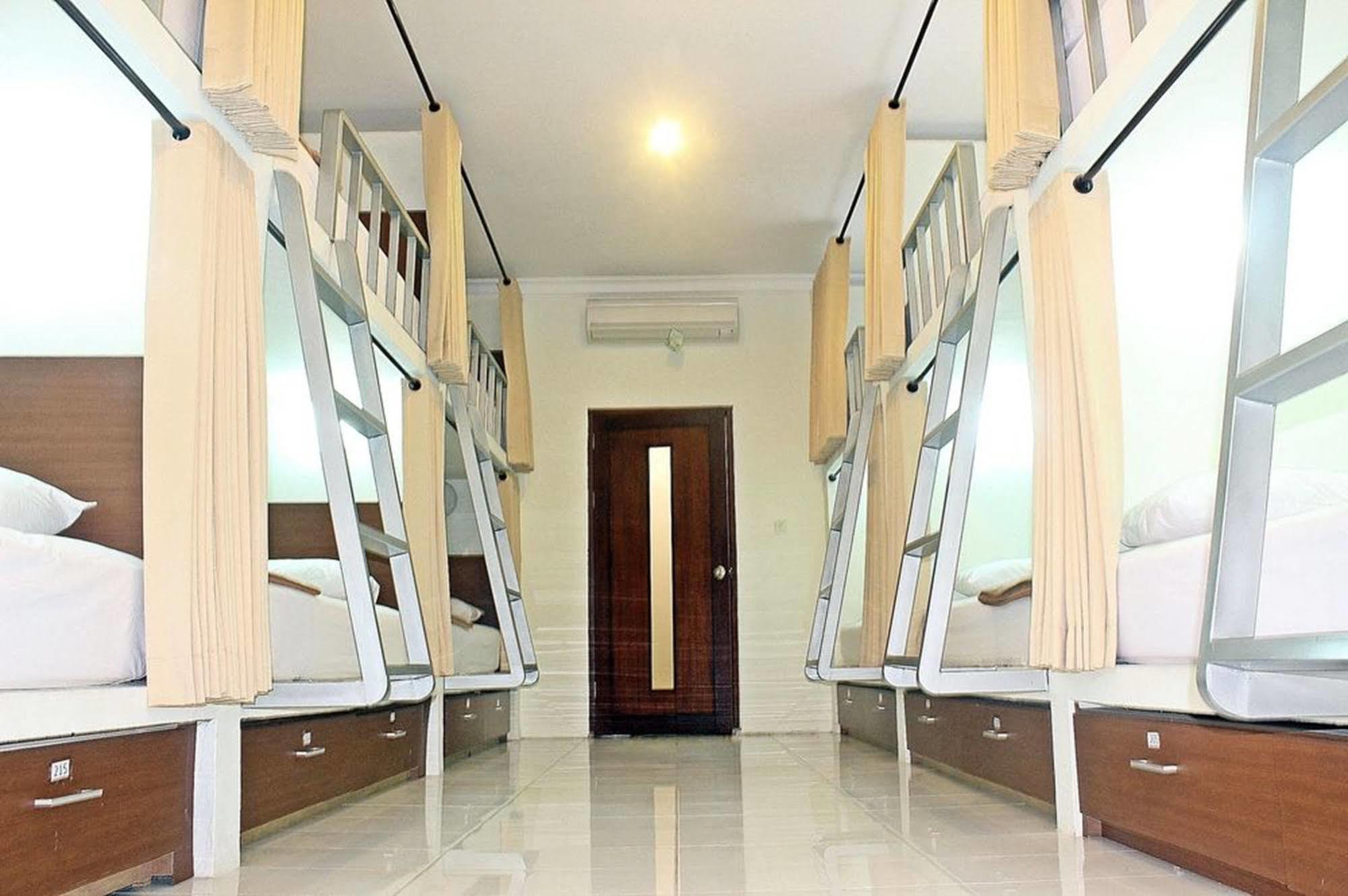 Mirah Hostel Legian Exteriör bild