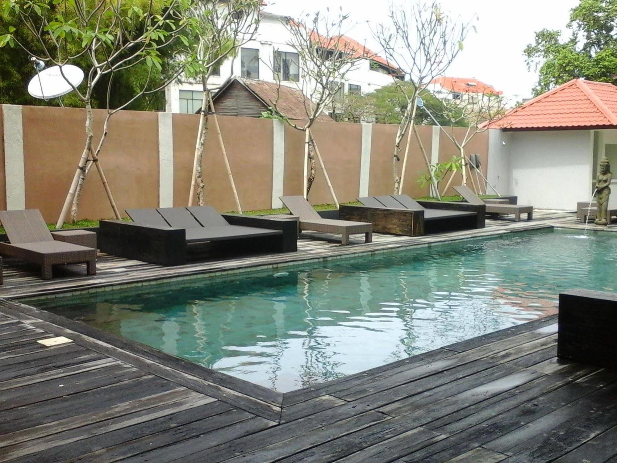 Mirah Hostel Legian Exteriör bild