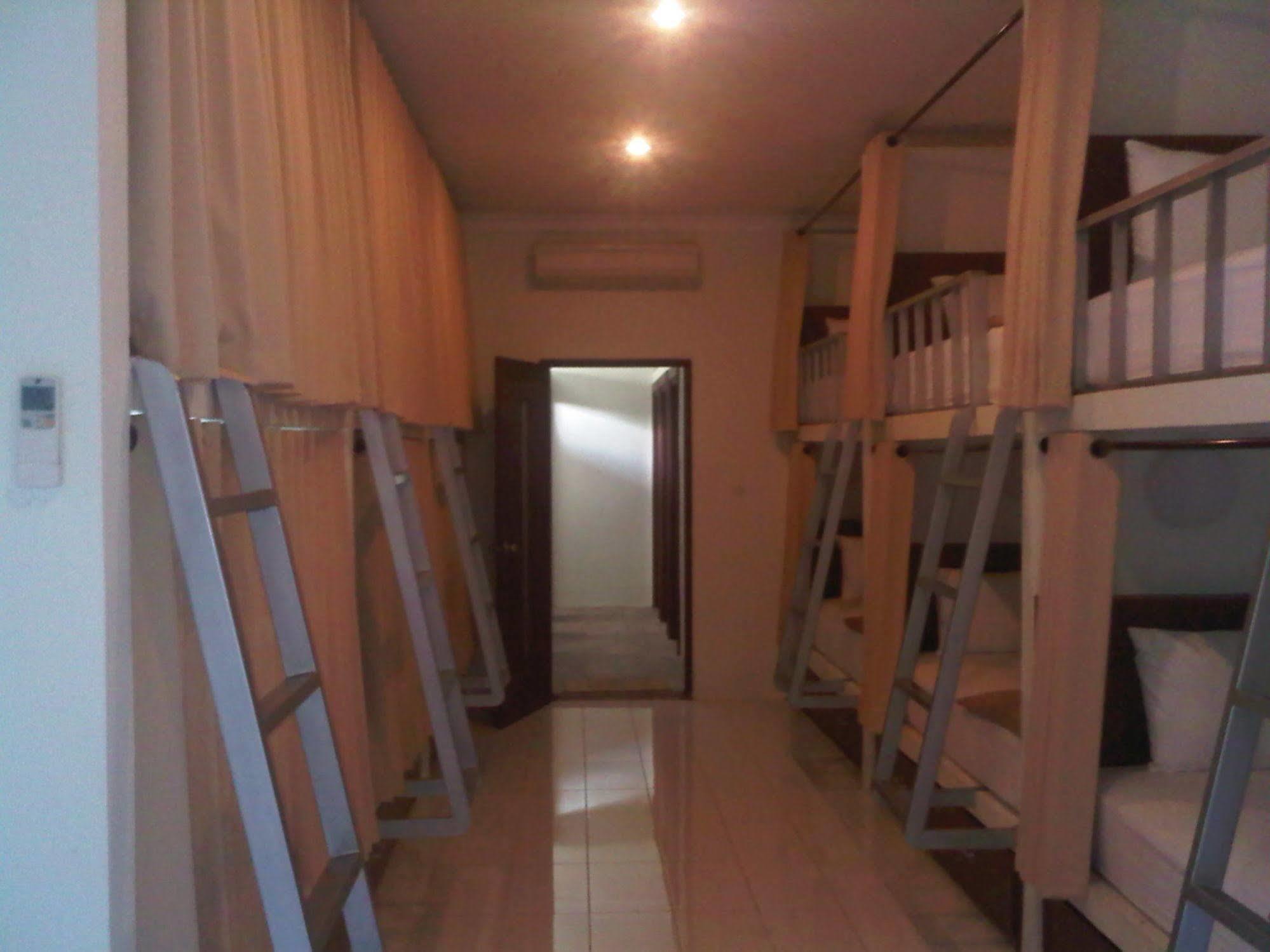 Mirah Hostel Legian Exteriör bild