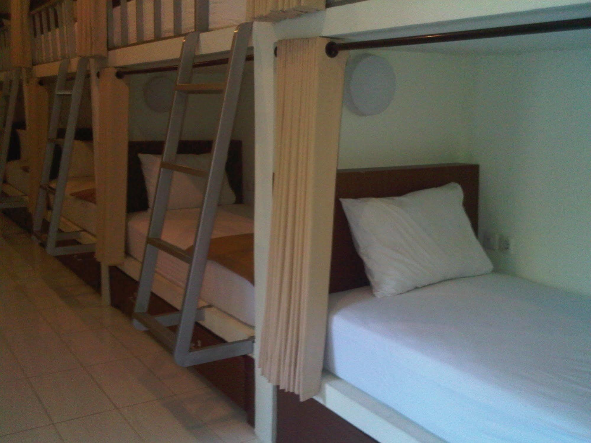 Mirah Hostel Legian Exteriör bild