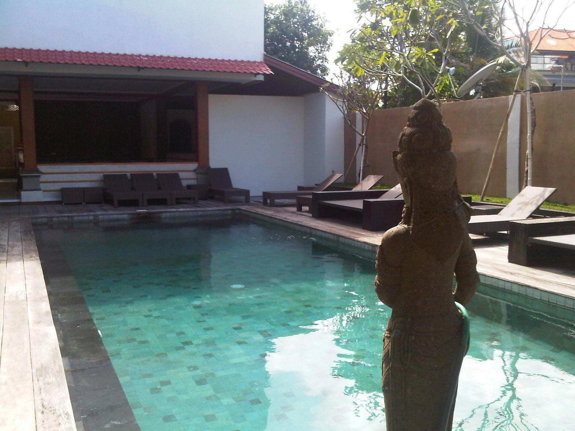 Mirah Hostel Legian Exteriör bild