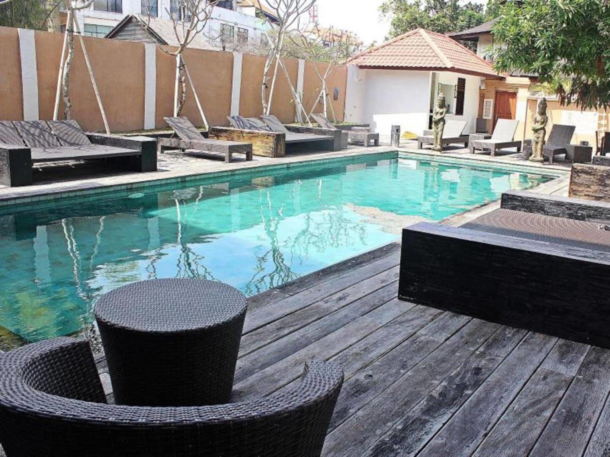 Mirah Hostel Legian Exteriör bild