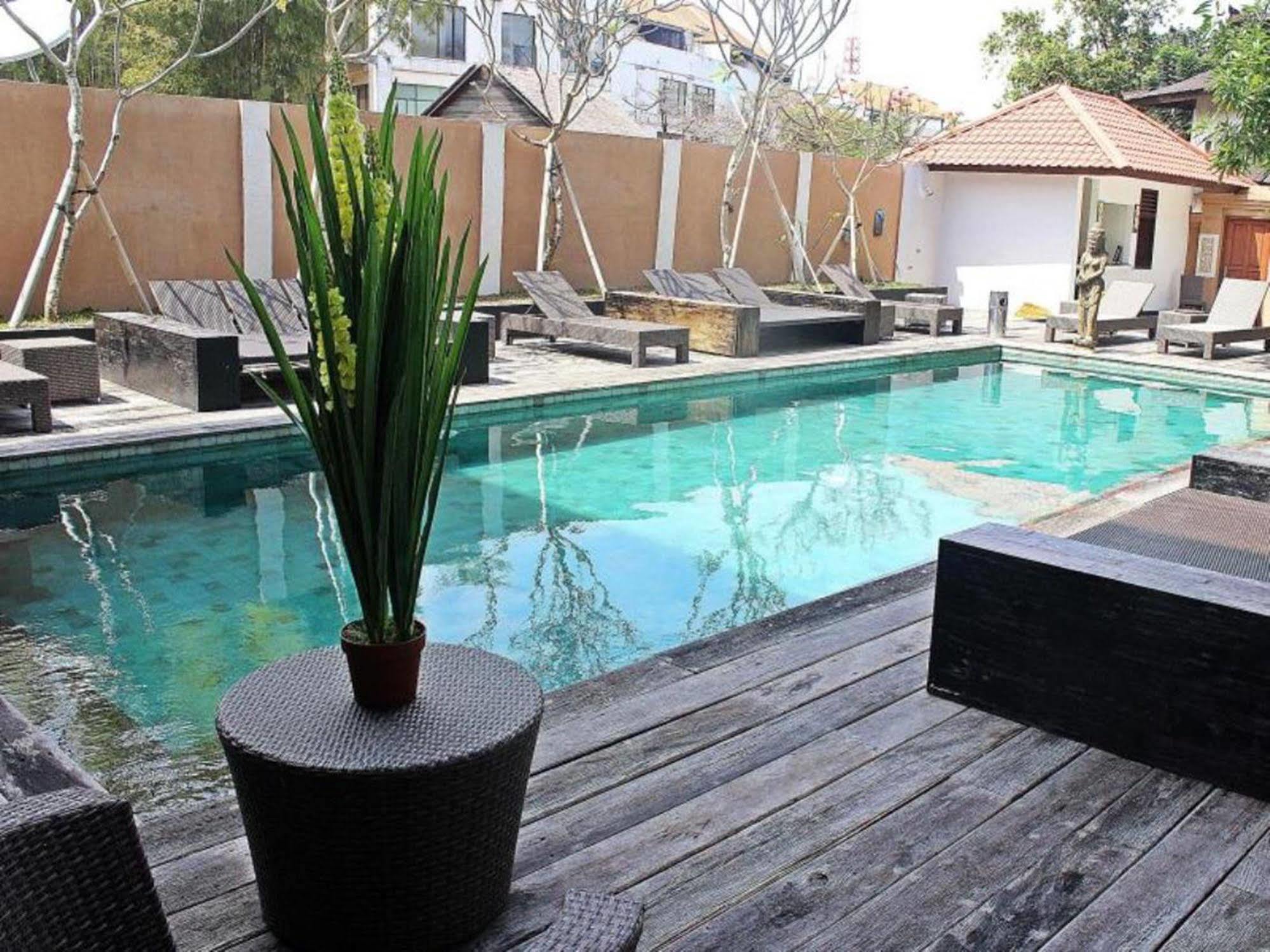 Mirah Hostel Legian Exteriör bild