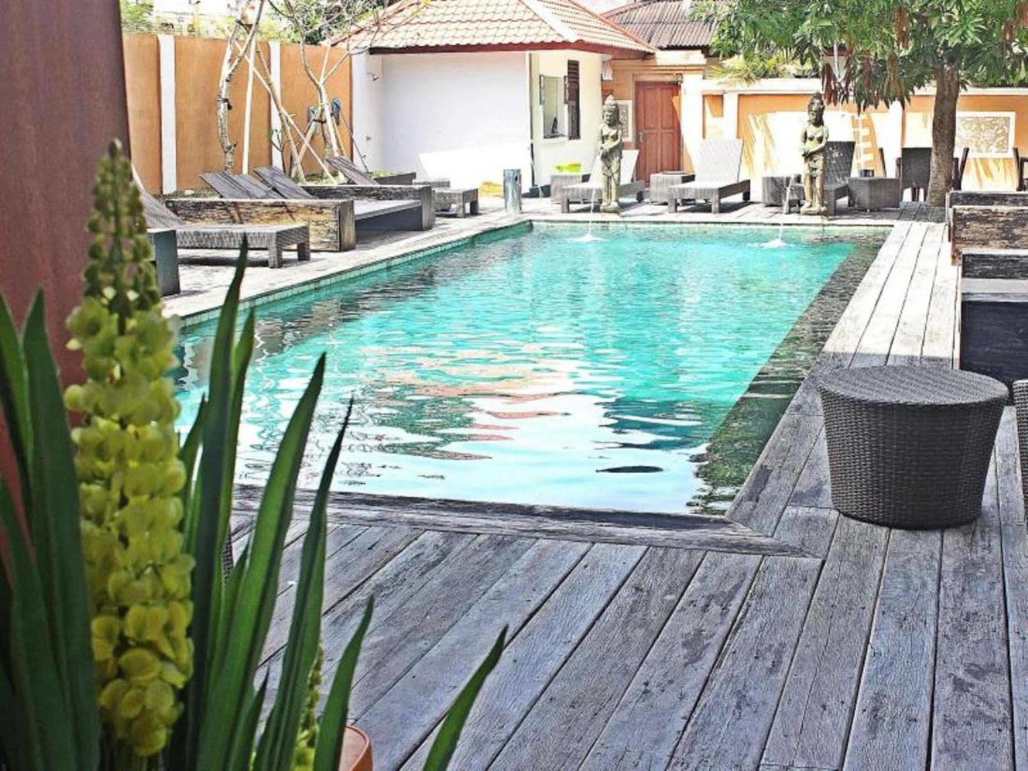 Mirah Hostel Legian Exteriör bild